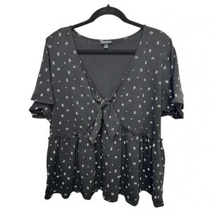 Torrid Top Womens 1X Short Flutter Sleeve V-Neck Peplum Black All Over Print